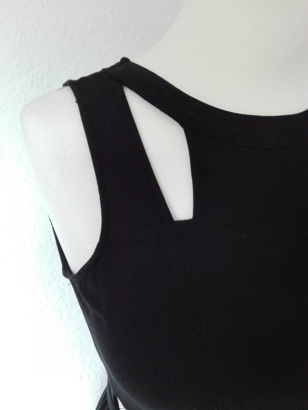 Schwarzes Kleid mit Details