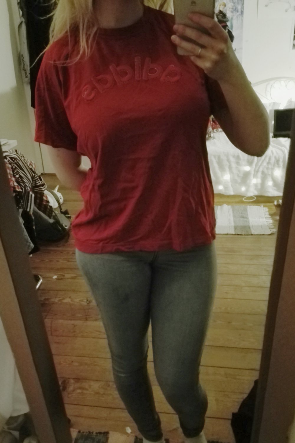 Rotes adidas-Shirt