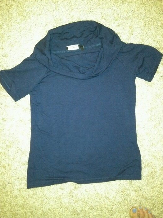 Dunkelblaues Wasserfallkragen-Shirt von Laura Lardini