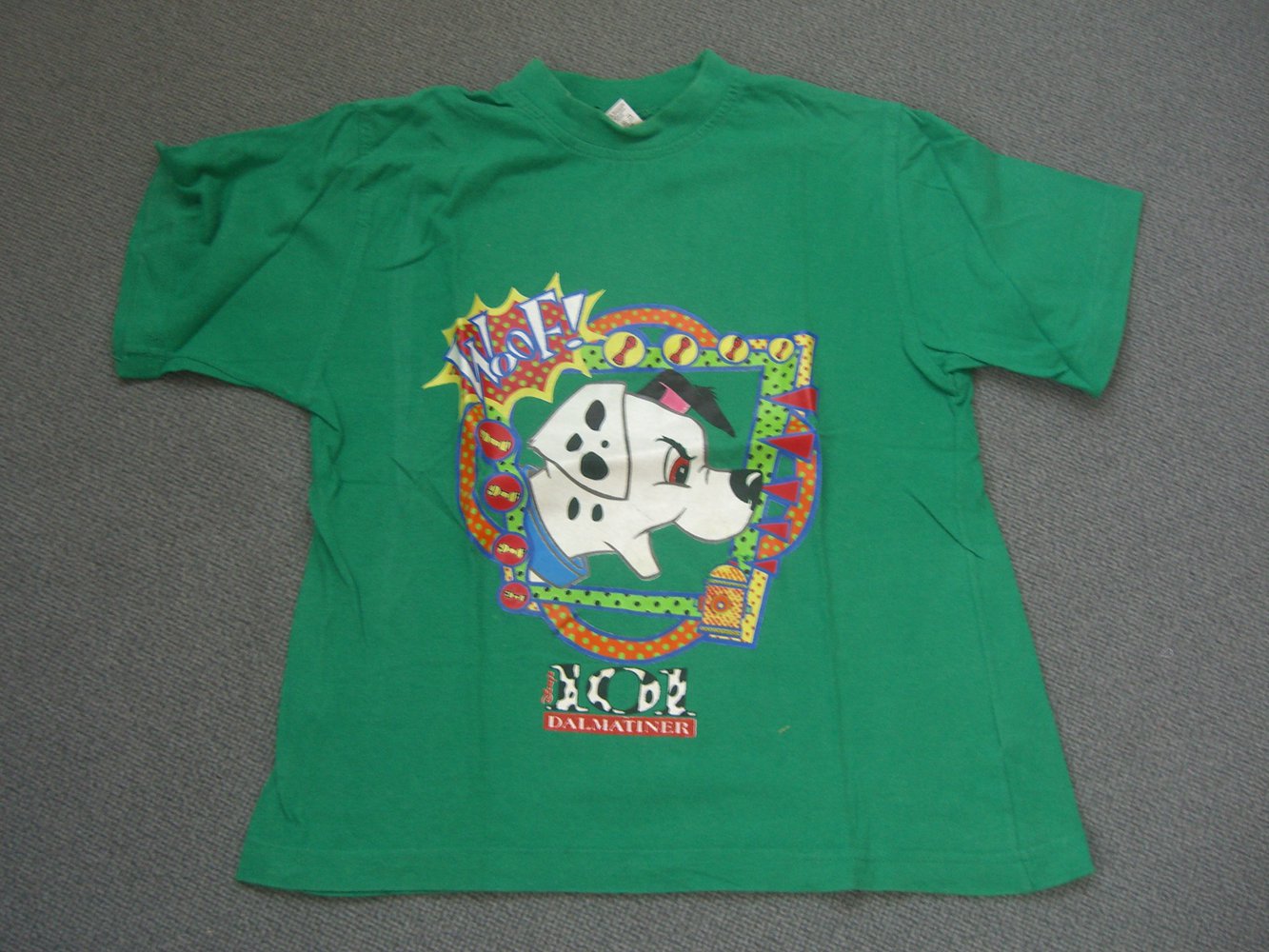 Grünes T-Shirt mit Dalmatinermotiv