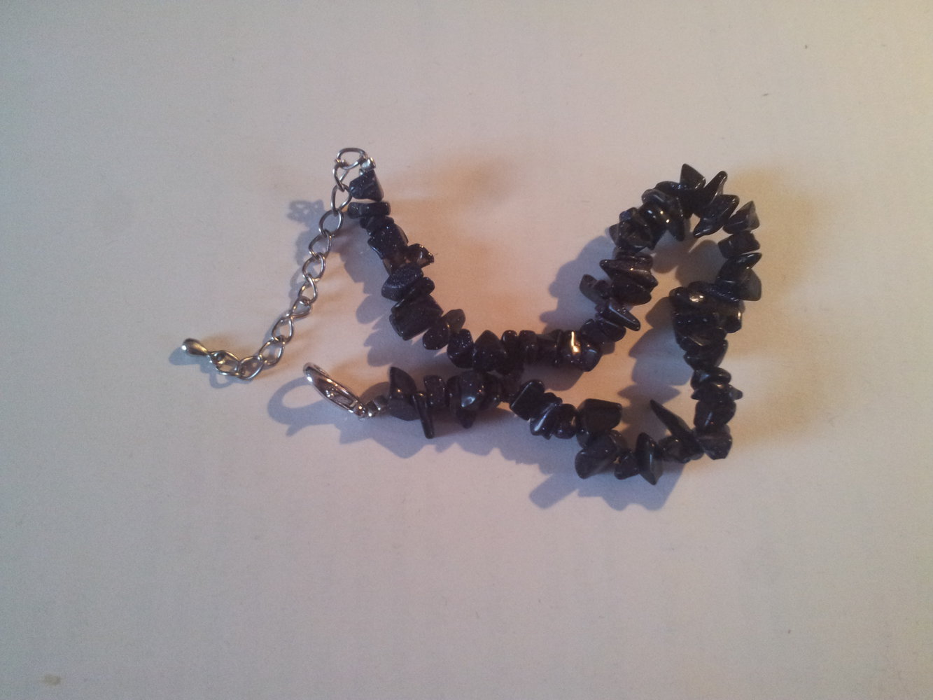 Armband mit schwarz glitzernden Steine, neu