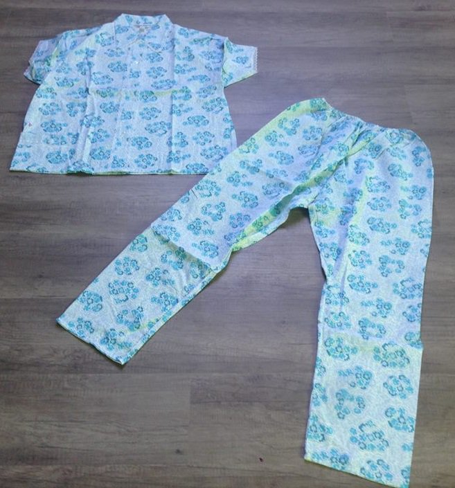 Blumenmuster-Schlafanzug aus guter alter Zeit! Blau-türkis-weiß! Original verpackt