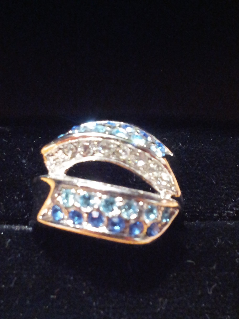 Ring mit blauen Steinen, Strass, filigran, Silber, 