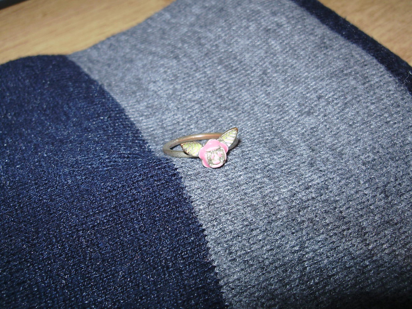 Ring silberfarben fein kleine Rose + Flügel 16mm