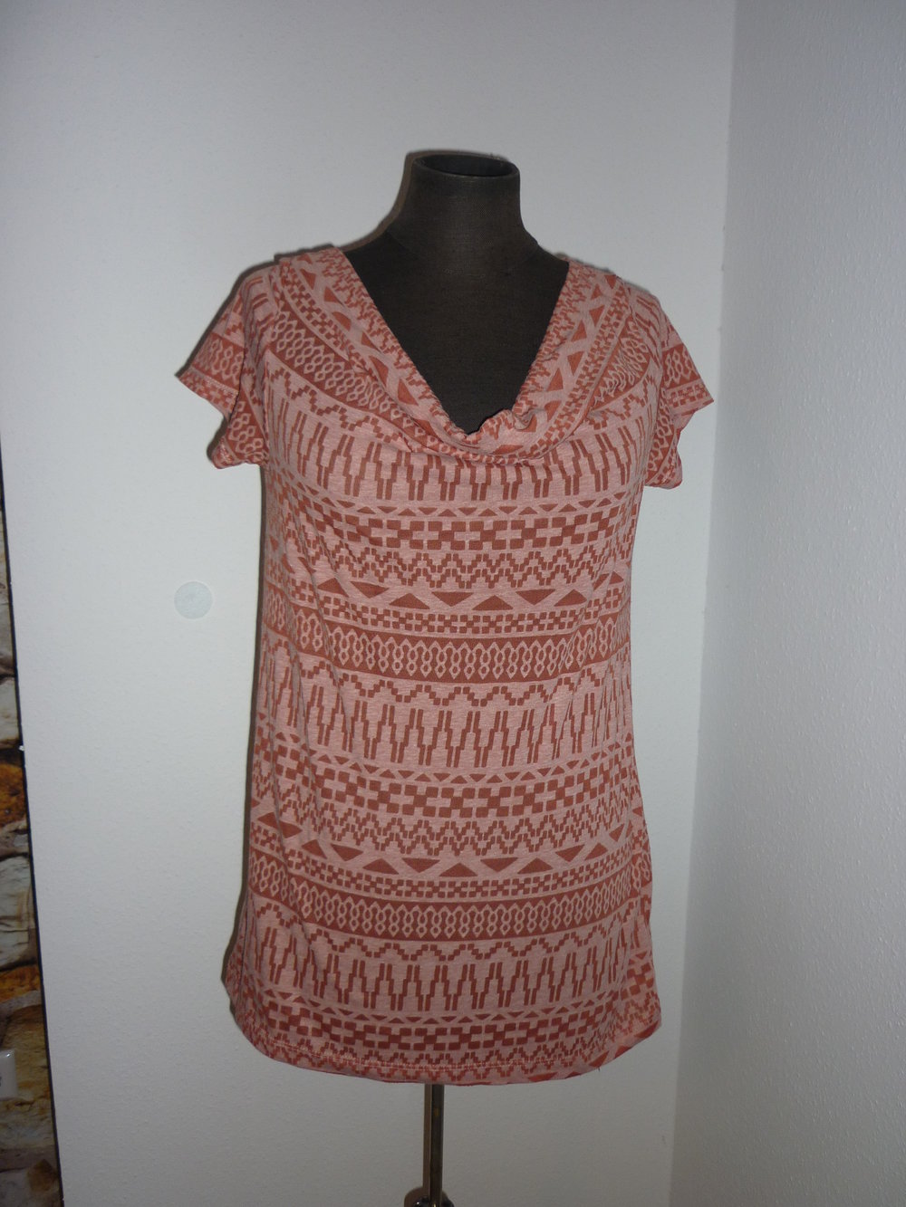 Amisu Azteken Shirt rot Wasserfallkragen Größe XS 34 