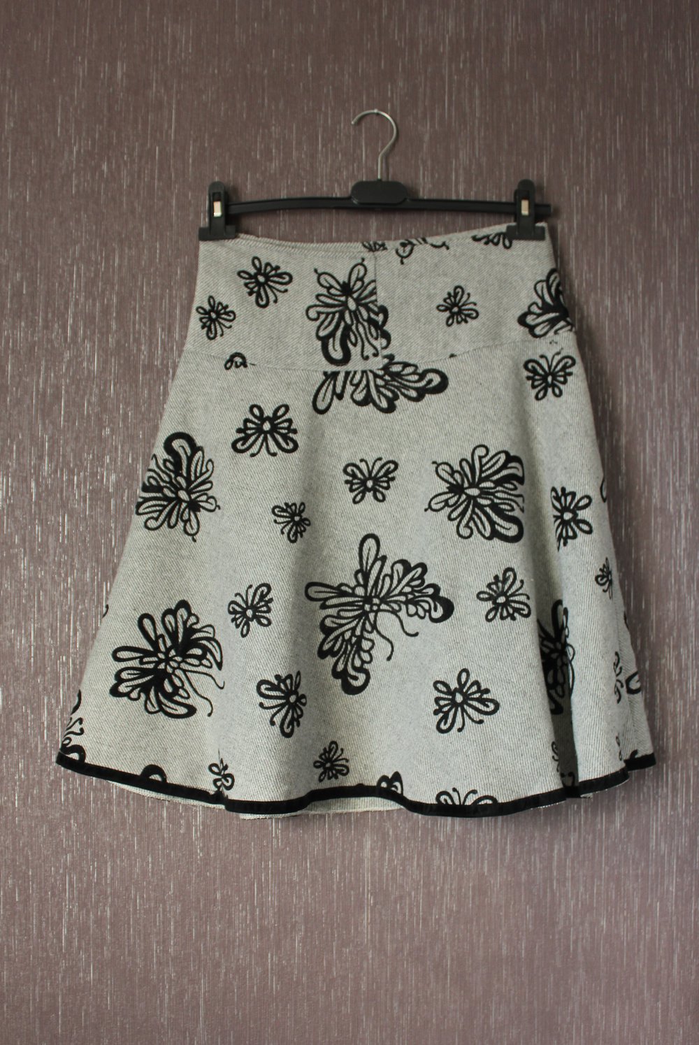 knielanger Rock mit Schmetterlingen