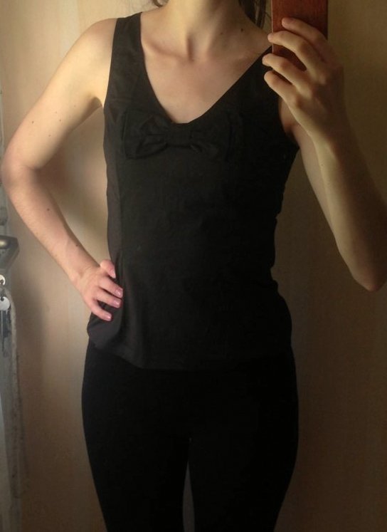 Blüschen mit Schleife auf der Brust