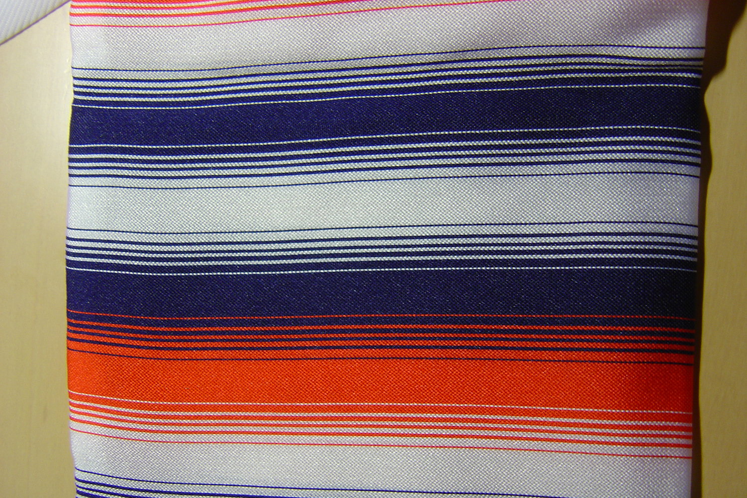 Blau-rot-weiß gestreiftes Tuch