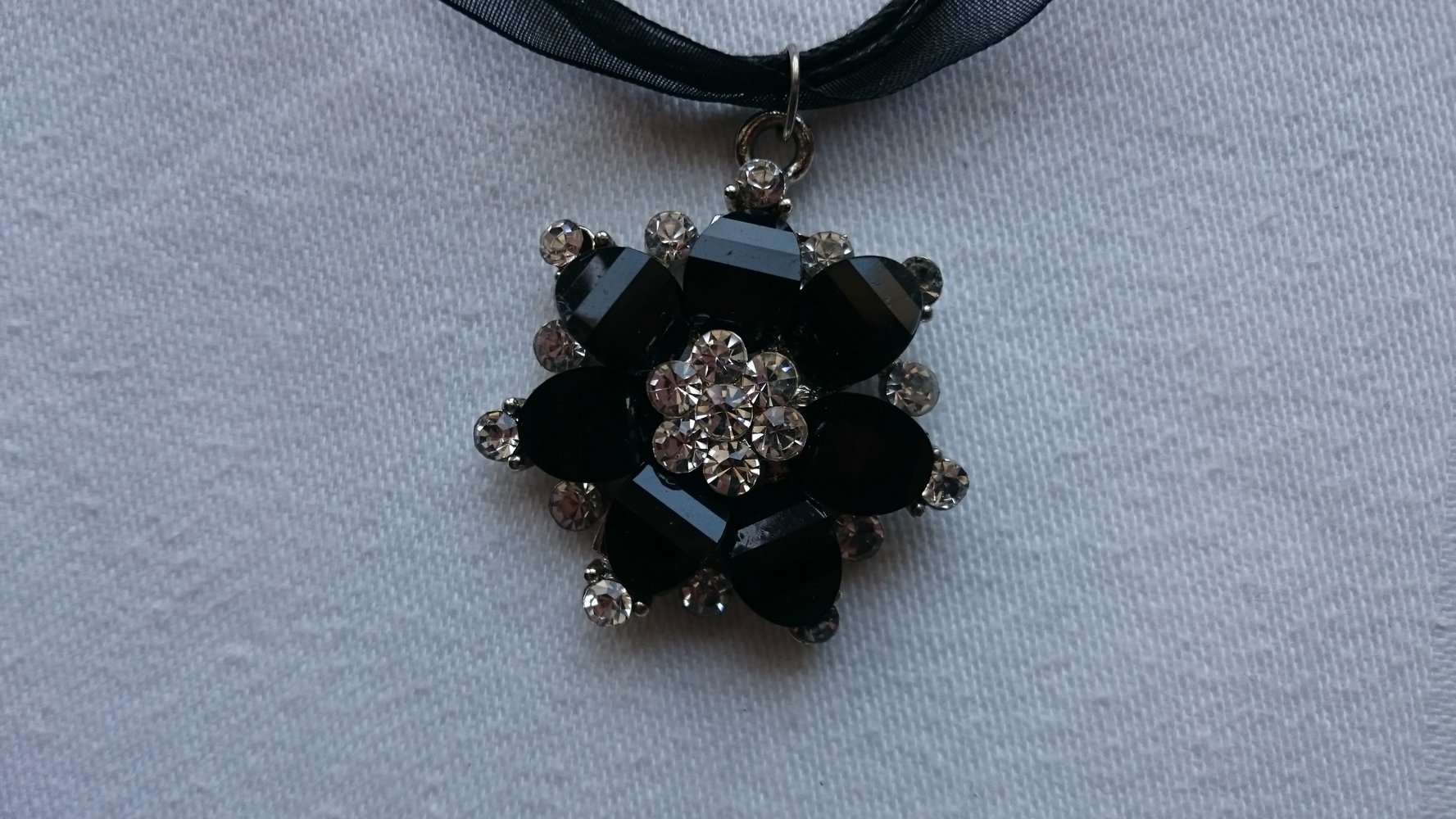 edle Halskette mit großer schwarzer Blume Goth