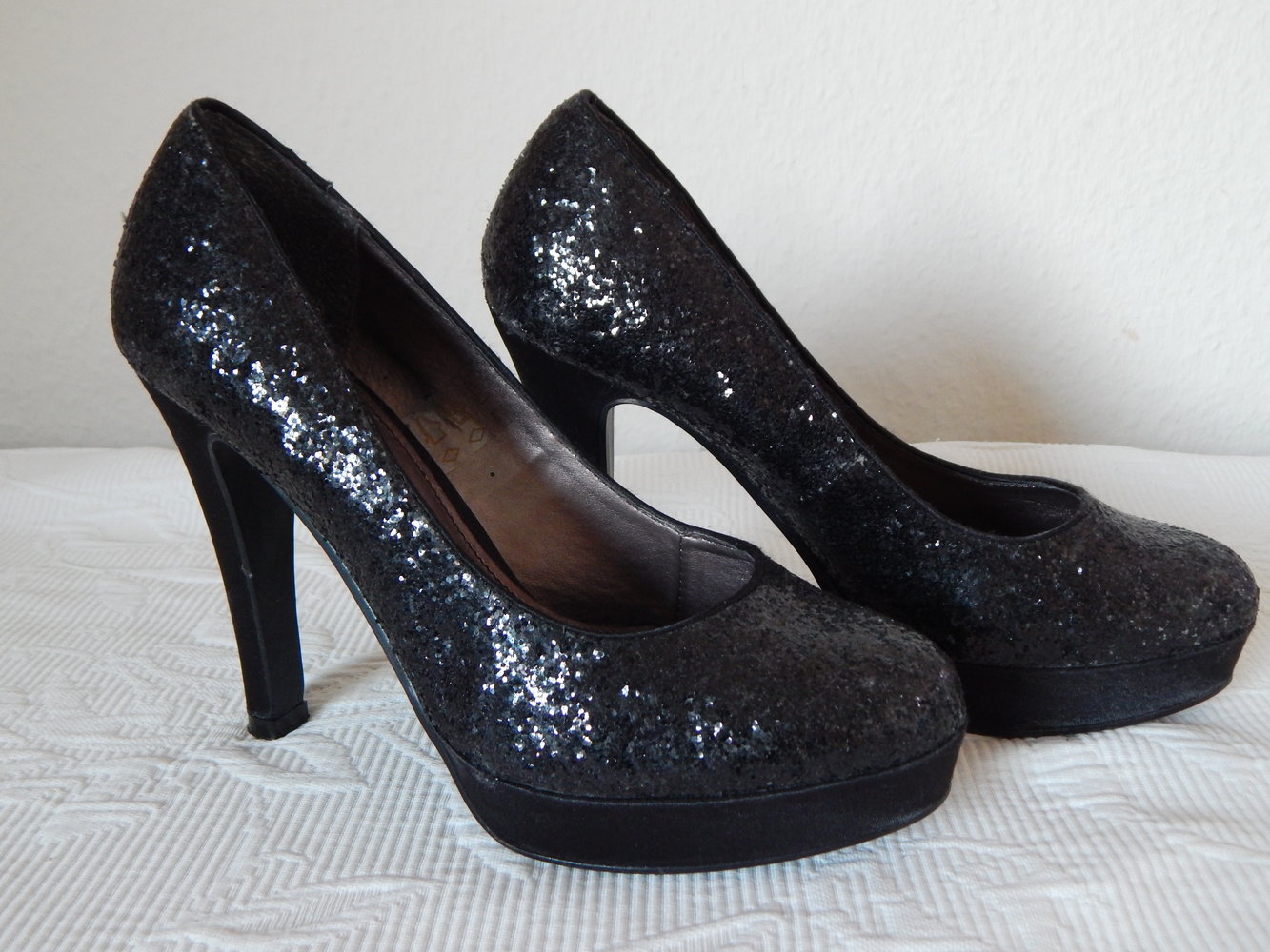 schwarze Glitzer High Heels für den glamourösen Auftritt am Abend