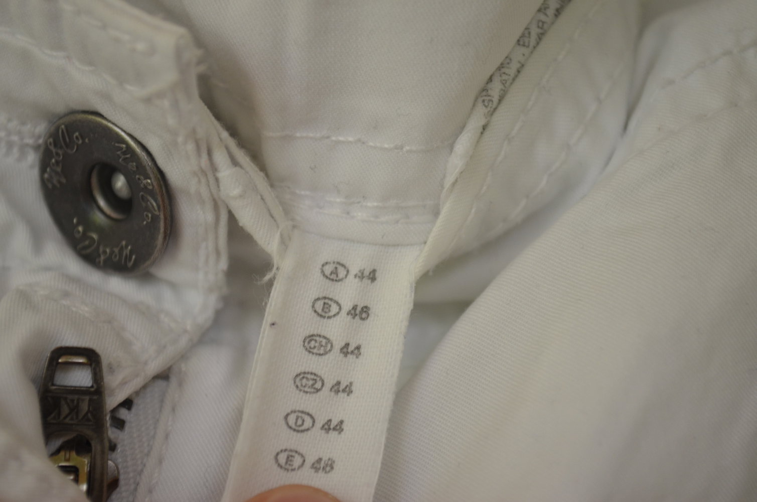 weiße kurze Stoffhose