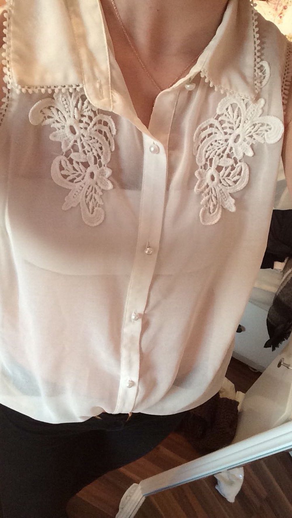 Süße Bluse mit Perlenknöpfen