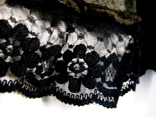 Gothic-Samt-Kleid, bodenlang mit ausgestellten Ärmeln, Spitzenbesatz, schwarz