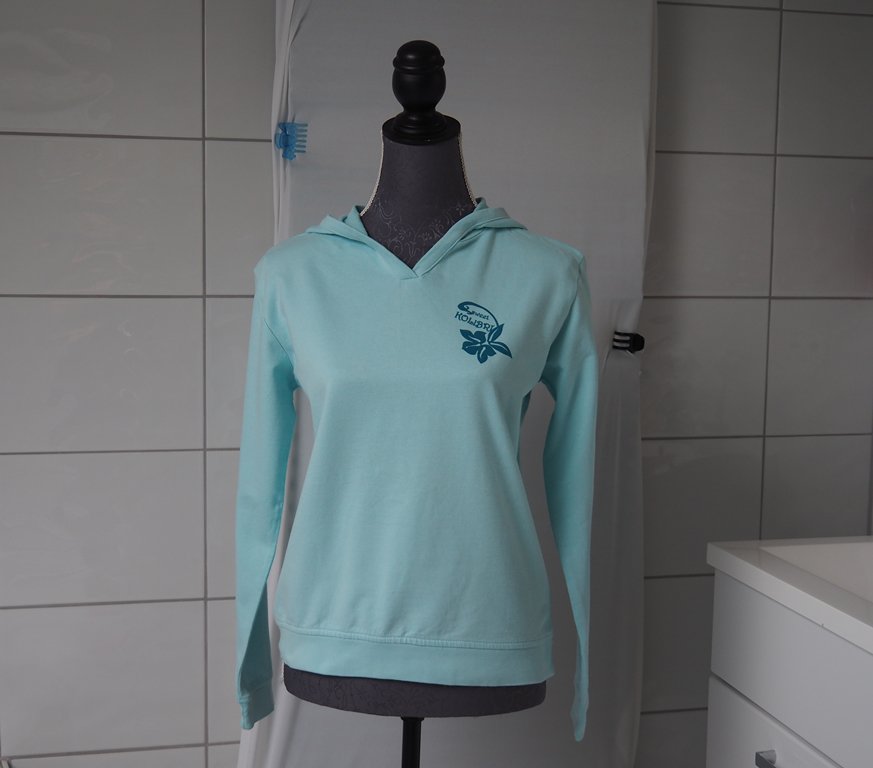 Hellblaues Sweatshirt mit Kaputze 