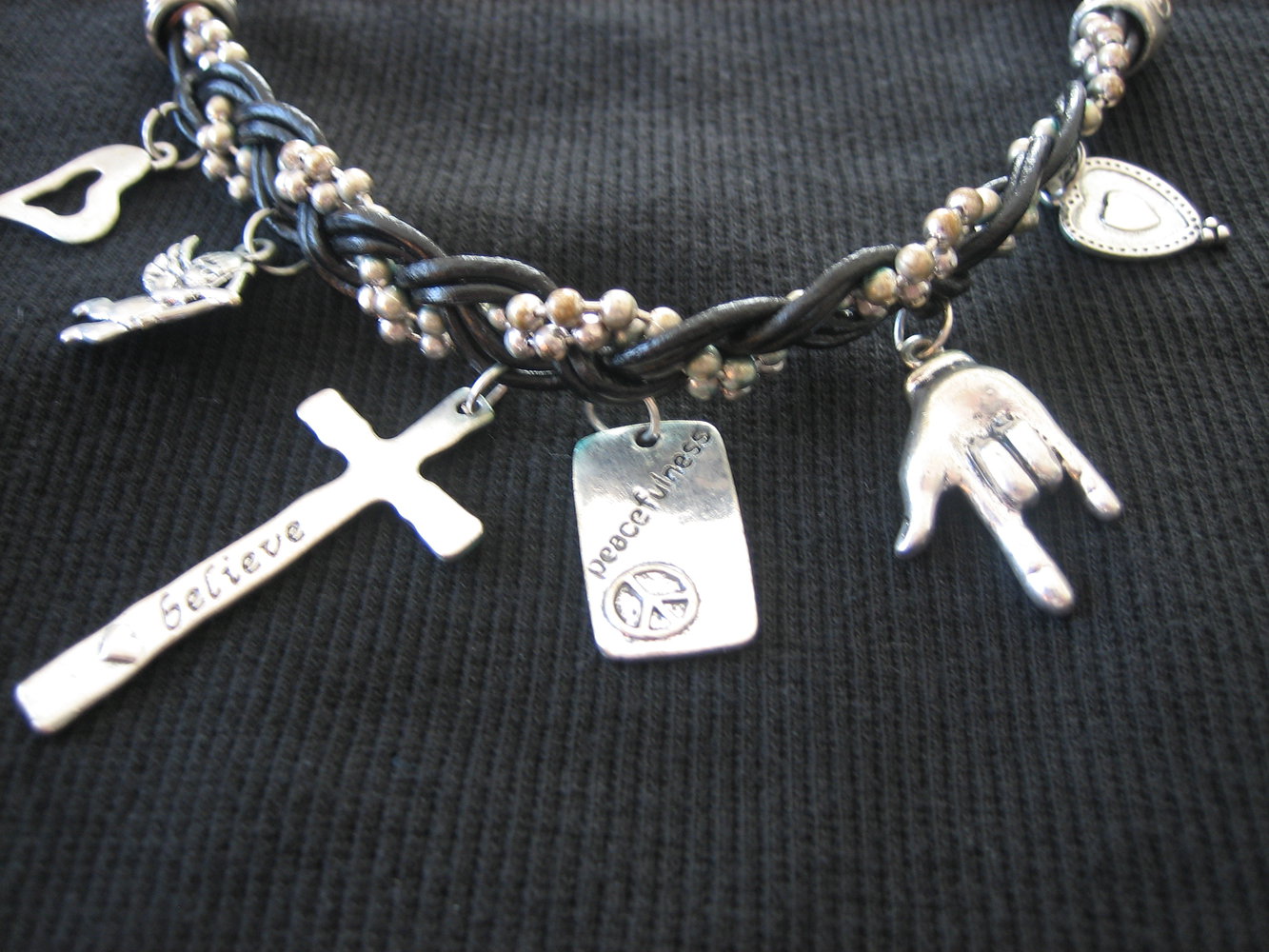 Trendiges Leder-Armband, verziert mit silberfarb. Perlen +  6 Glücks-Anhängern