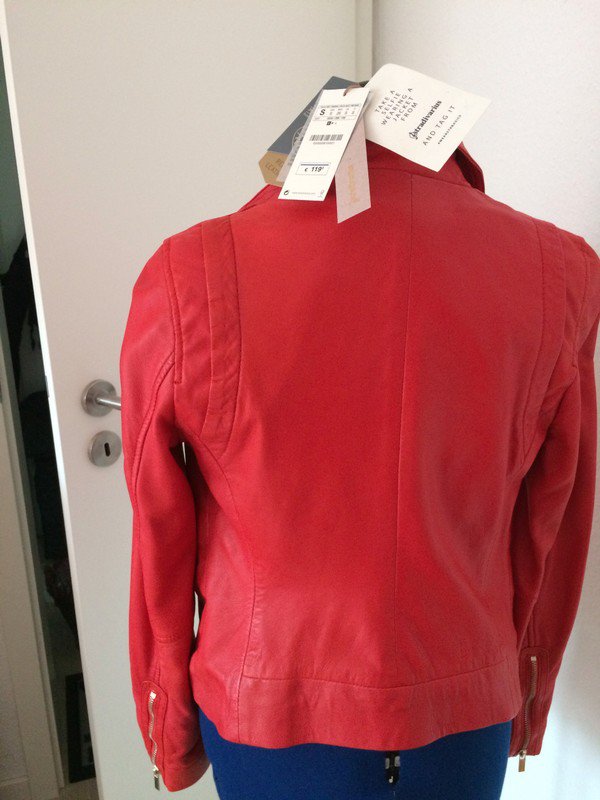 Rote Echtlederjacke von Stradivarius S