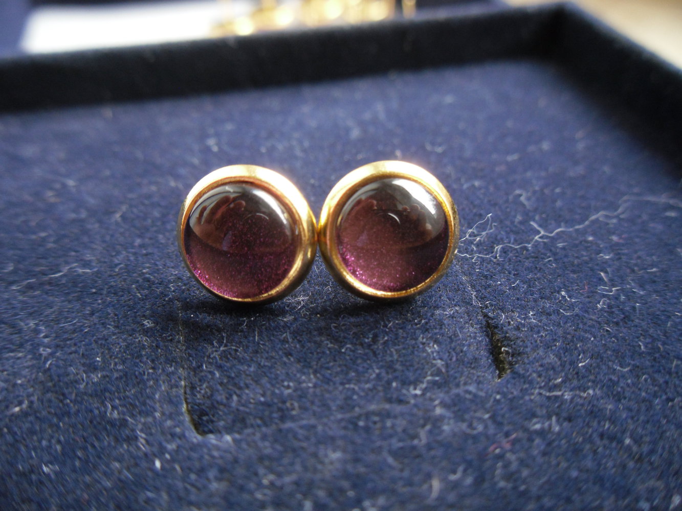 Cabochon-Ohrstecker violett glitzernd 
