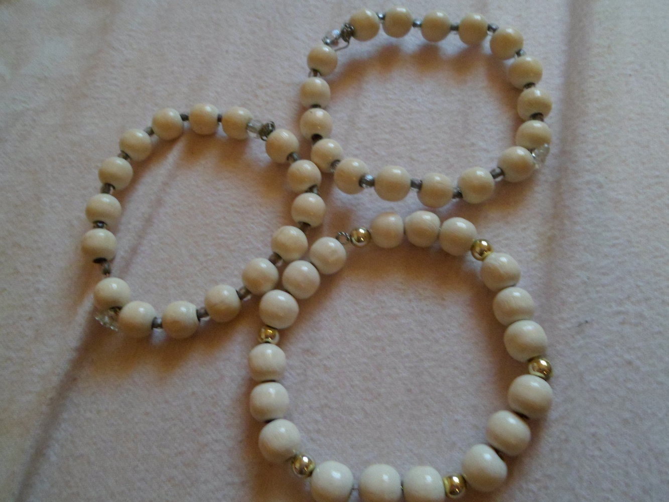 Armreifen aus weißen Holzperlen