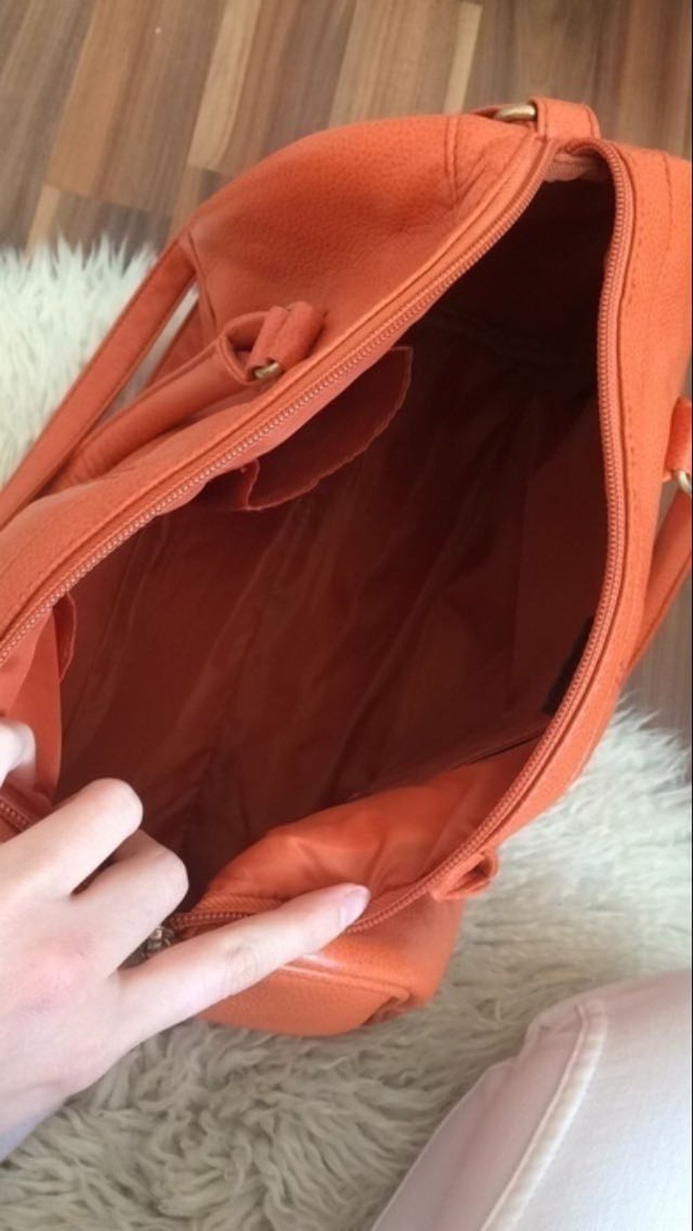 Organgene Handtasche