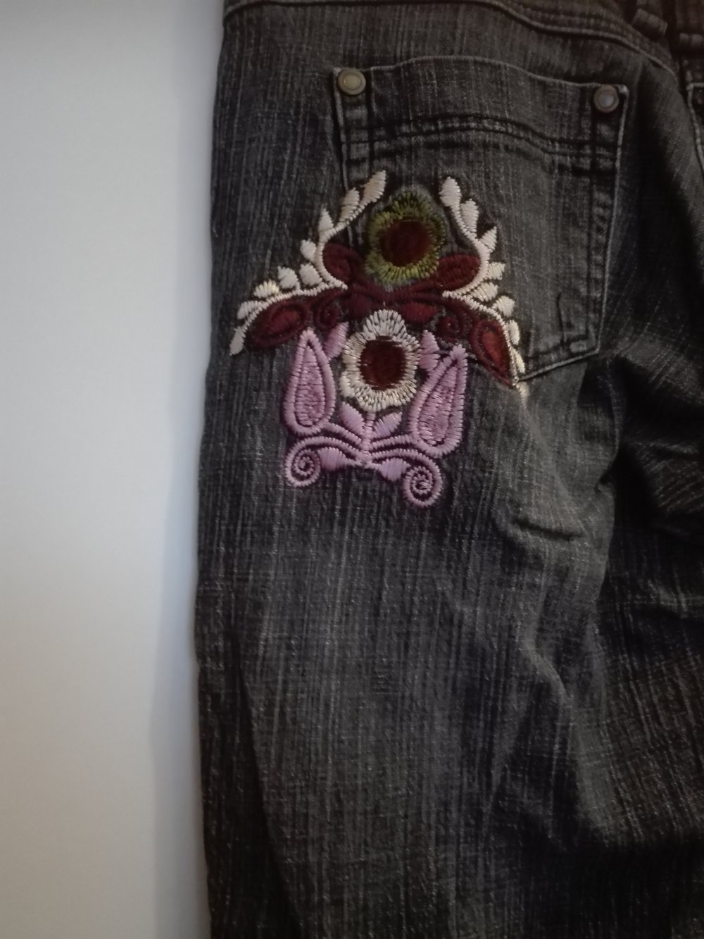 Jeans mit Blumenapplikation