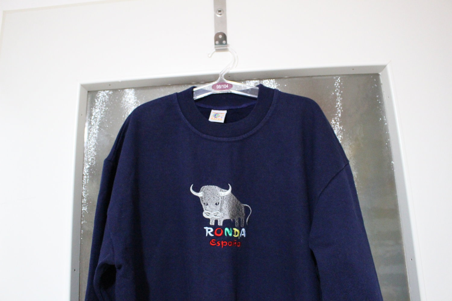 97. Sweatshirt blau mit Stickerei, Gr. 140