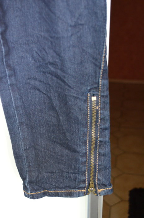 Dunkle Jeans mit Reißverschluss