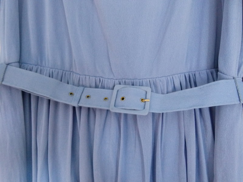 Abendkleid in mittlelblau, schön schwingend, mit weißen Blütendruck, Vintage Retro Mori Floral Festlich