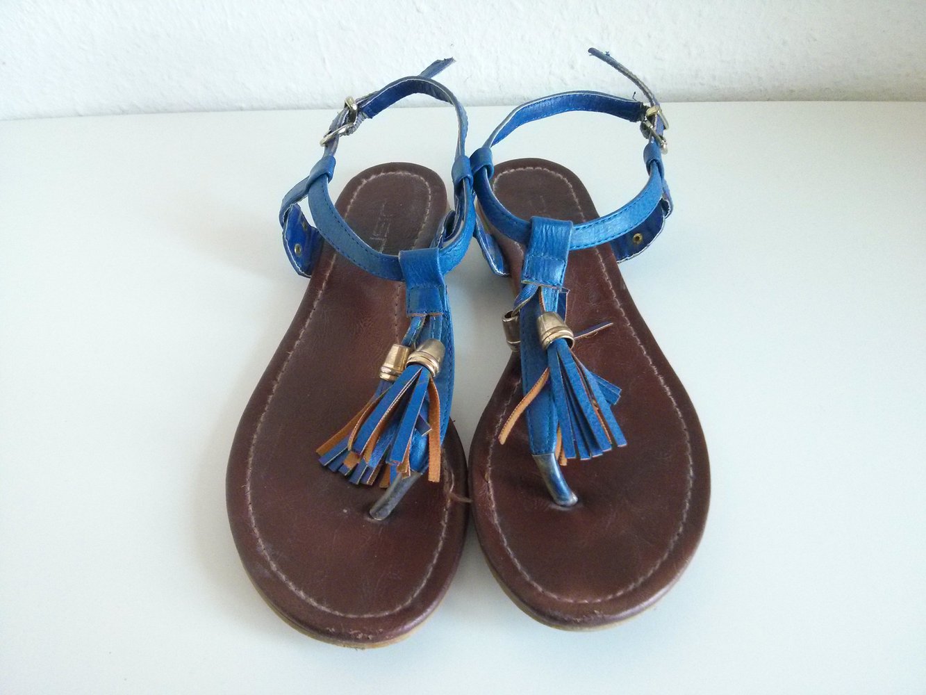 Süße Sandalen in Blau mit goldenen Details