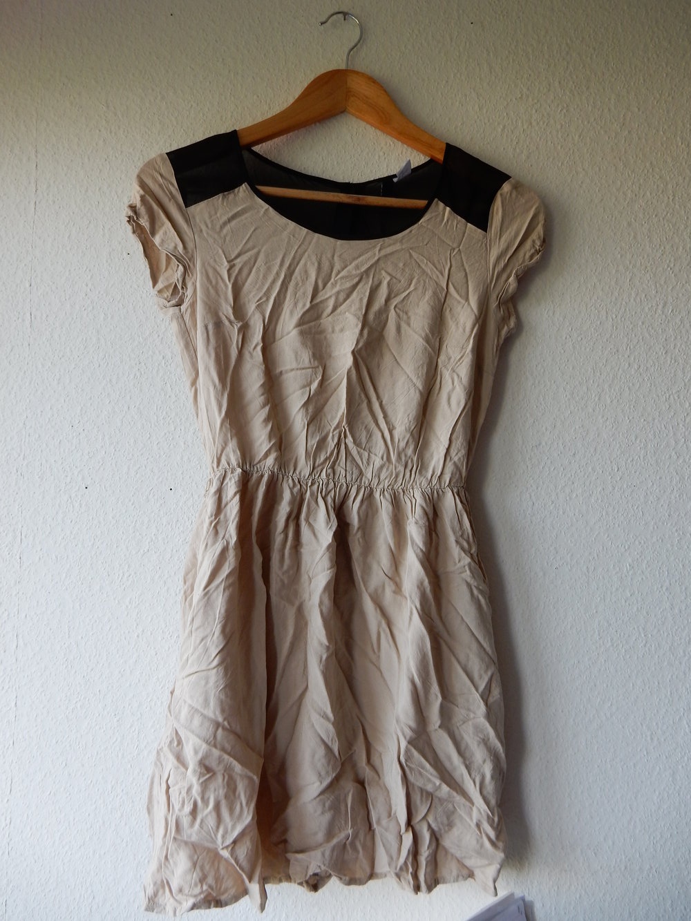 Süßes Kleid mit Mesh an den Schultern