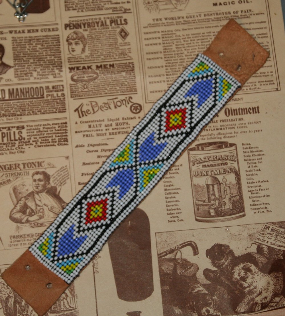 Indianisches Perlenarmband gewebt