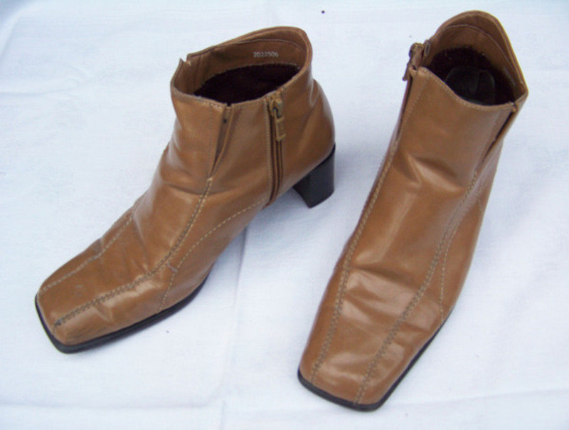 Beige Stiefeletten mit Reißverschluss
