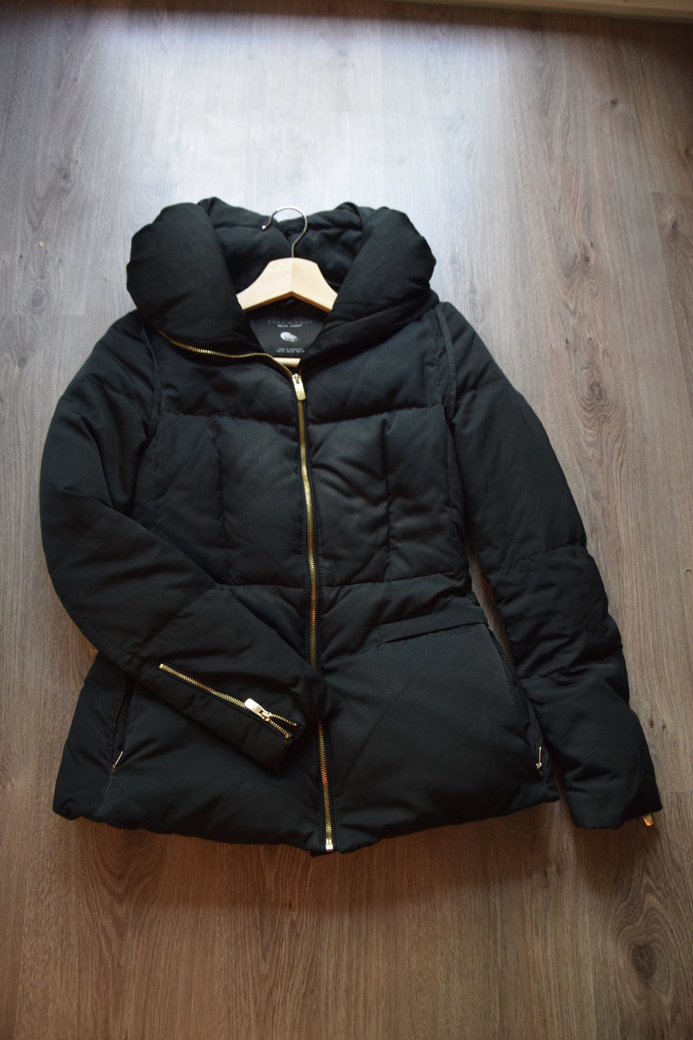 Taillierte Winterjacke in schwarz XS Zara