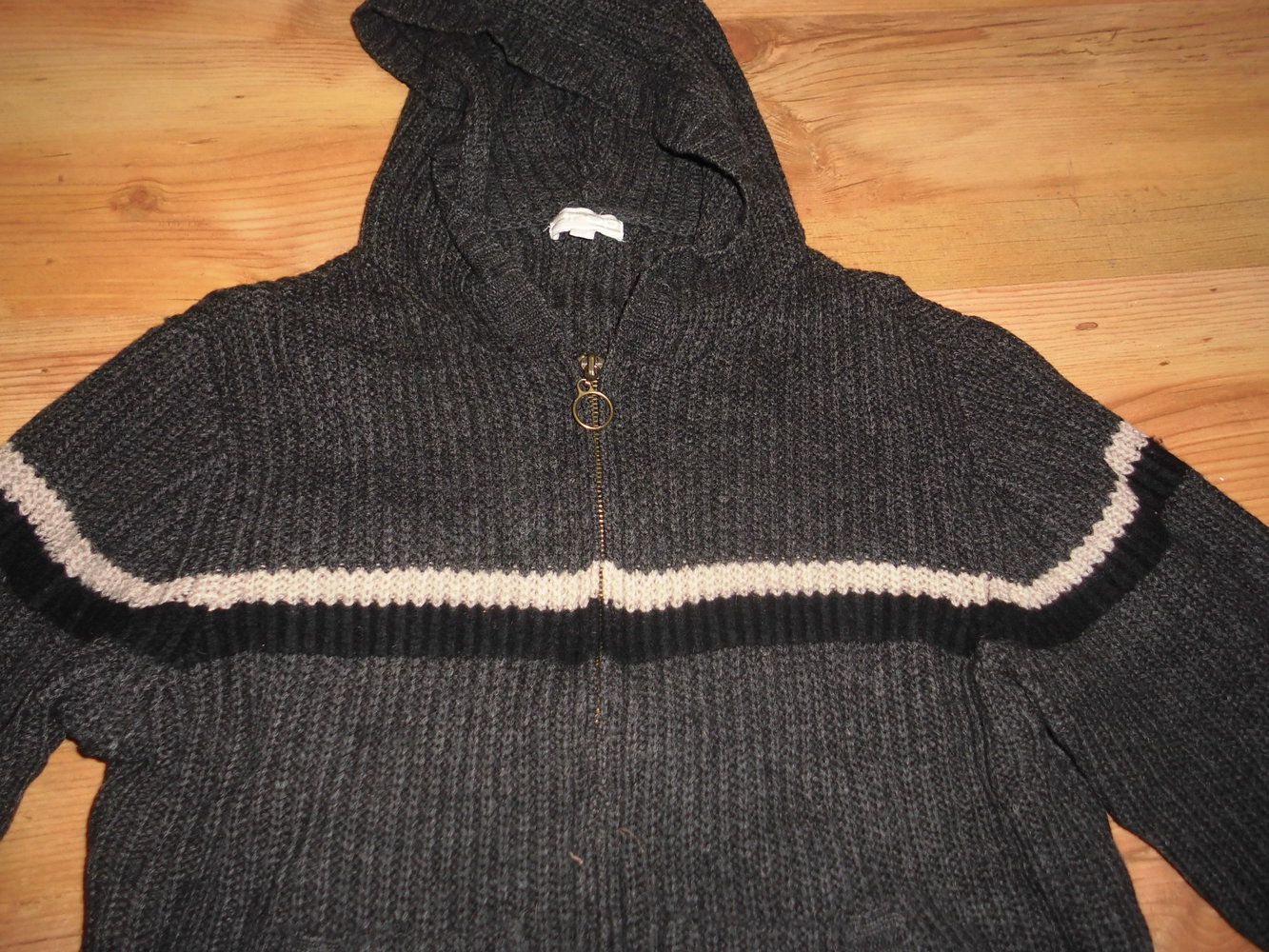 Anthrazitfarbene Kapuzenjacke mit hellem und schwarzem Streifen - Größe 170/S - guter Zustand