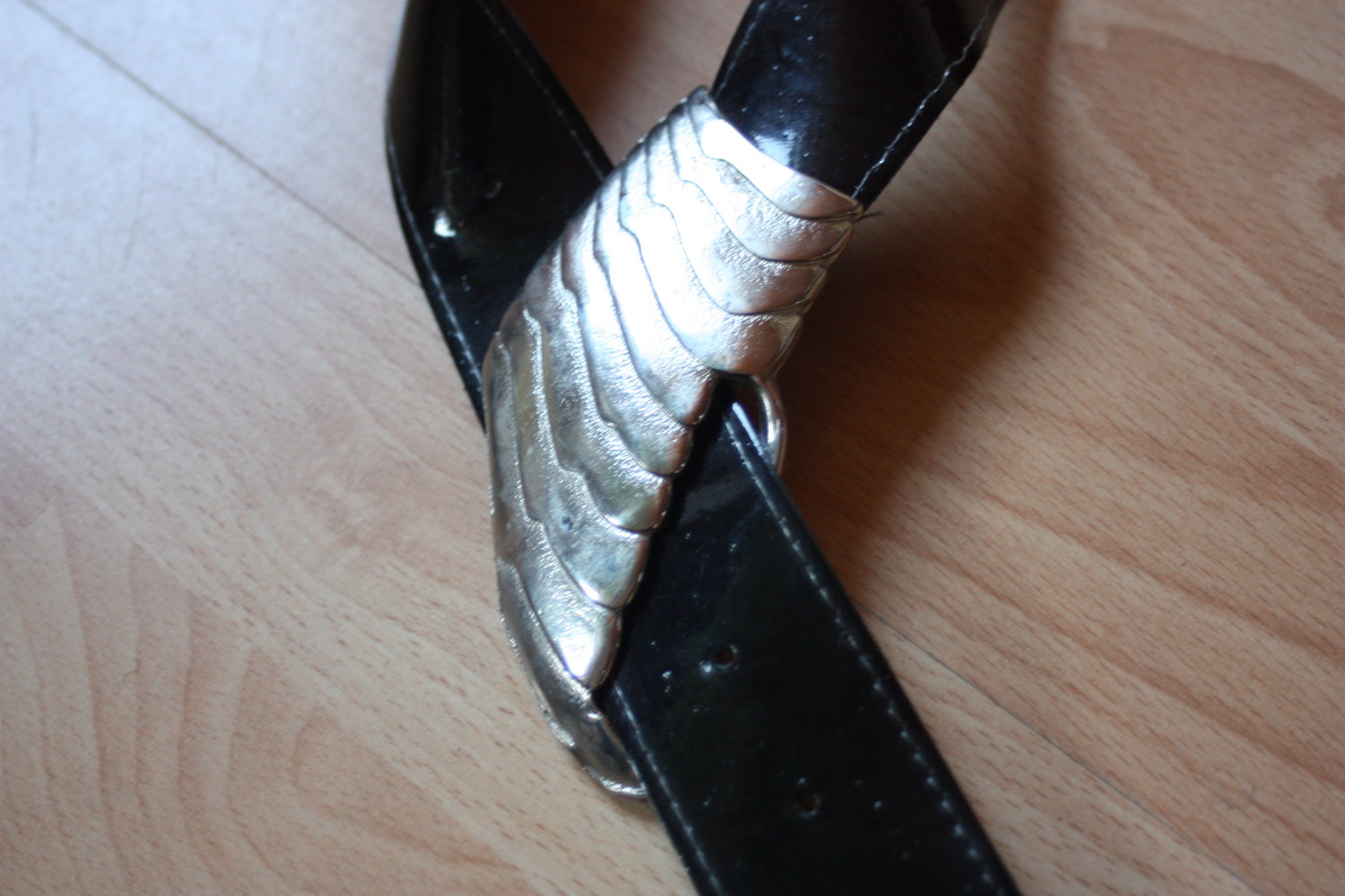 Lackgürtel mit silberfarbener Schnalle