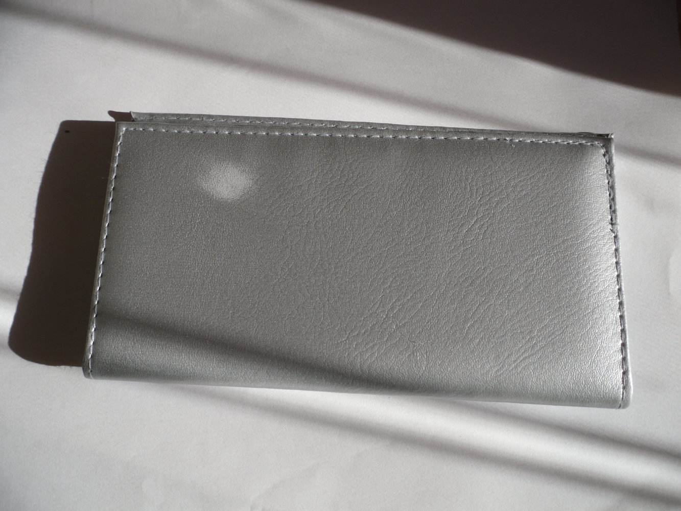 Silberfarbene Brieftasche, unbenutz