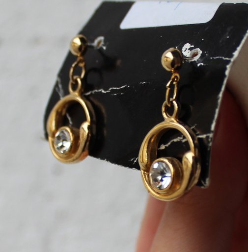 gelbgoldene True Vintage Ohrringe mit weißem Stein, Ohrstecker