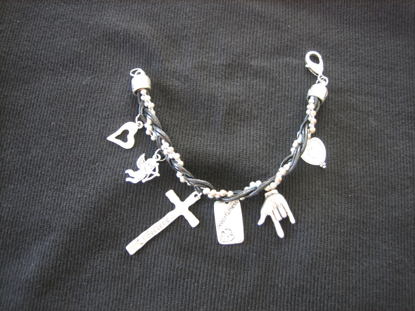 Trendiges Leder-Armband, verziert mit silberfarb. Perlen +  6 Glücks-Anhängern