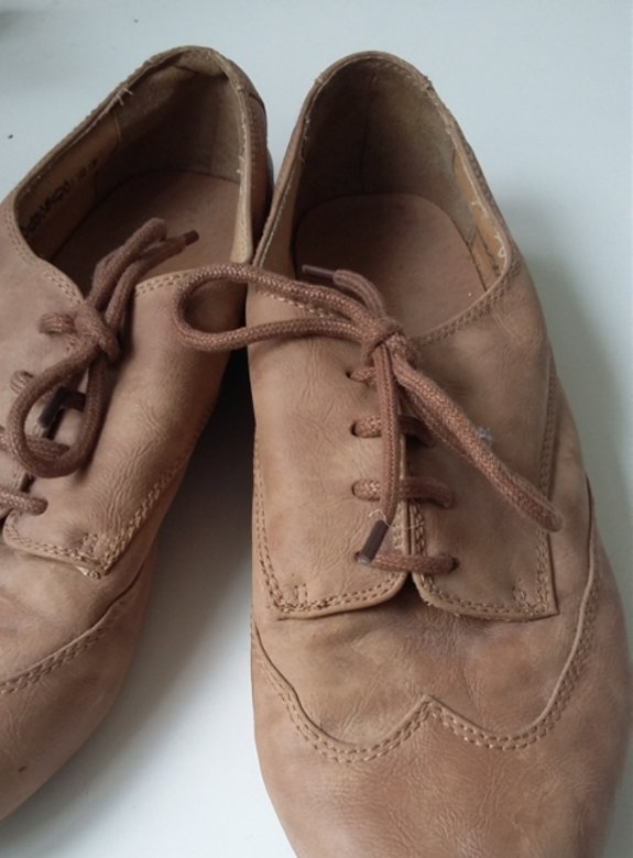 Schnürer Schuhe beige