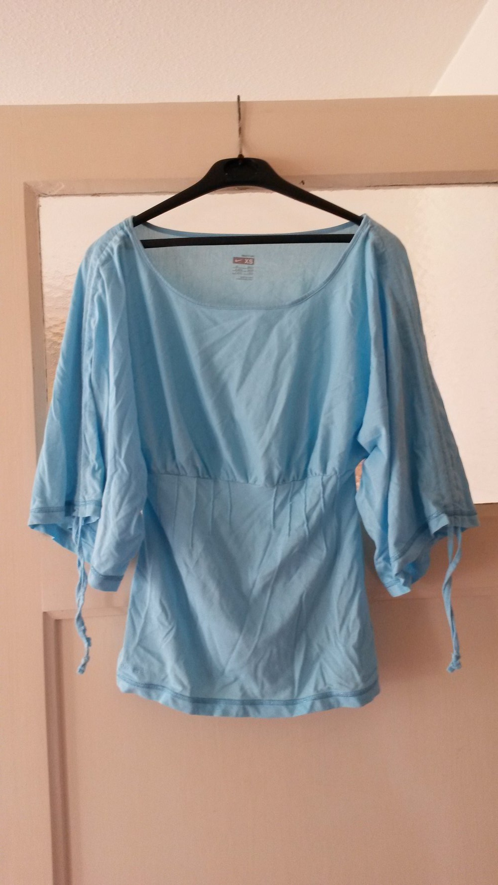 Blaues Nike T-Shirt mit Fledermausärmeln / Gerrafteärmel