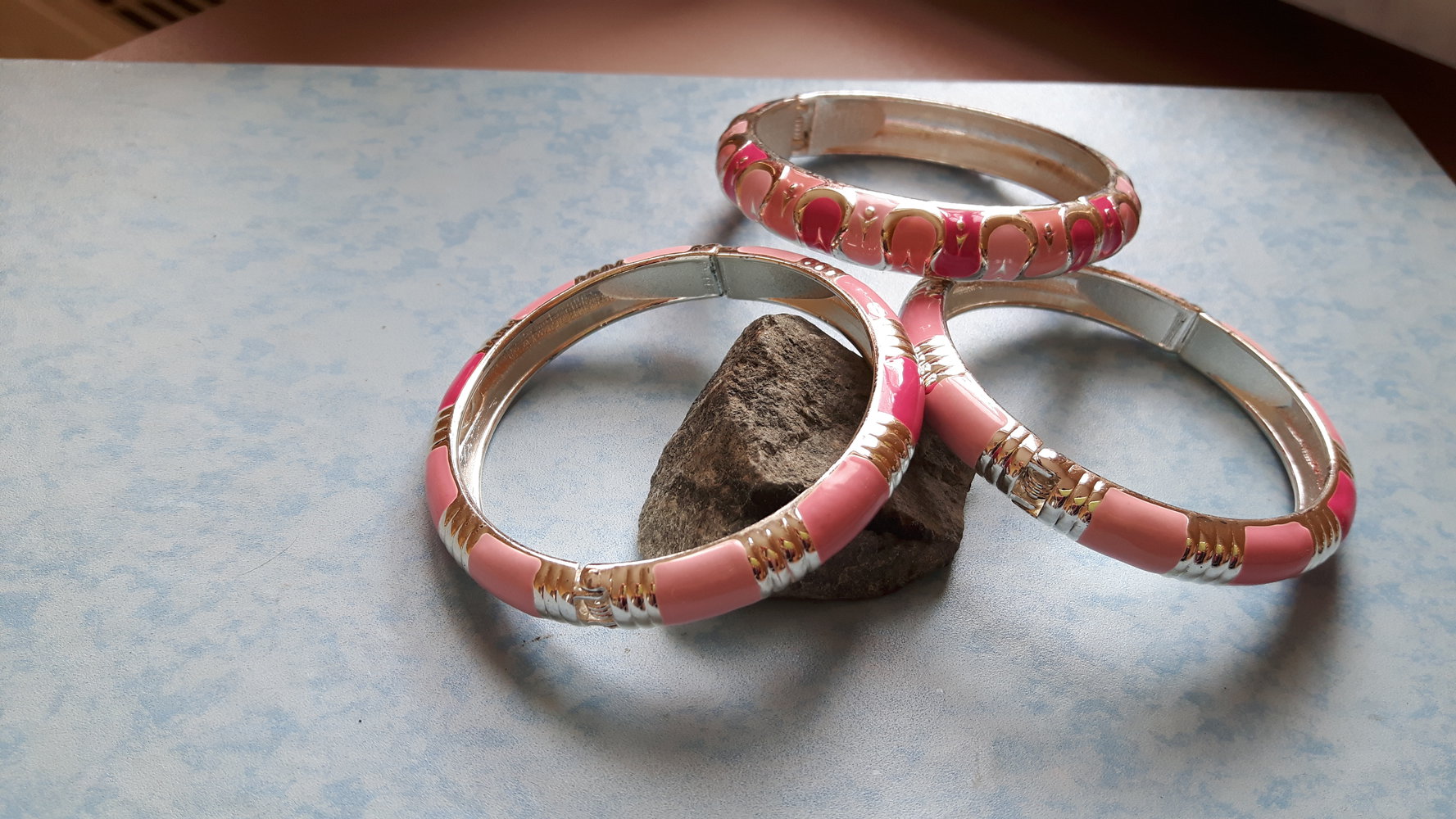 Sehr schöne und außergewöhnliche Armreifen in rosa - 3 Stück 