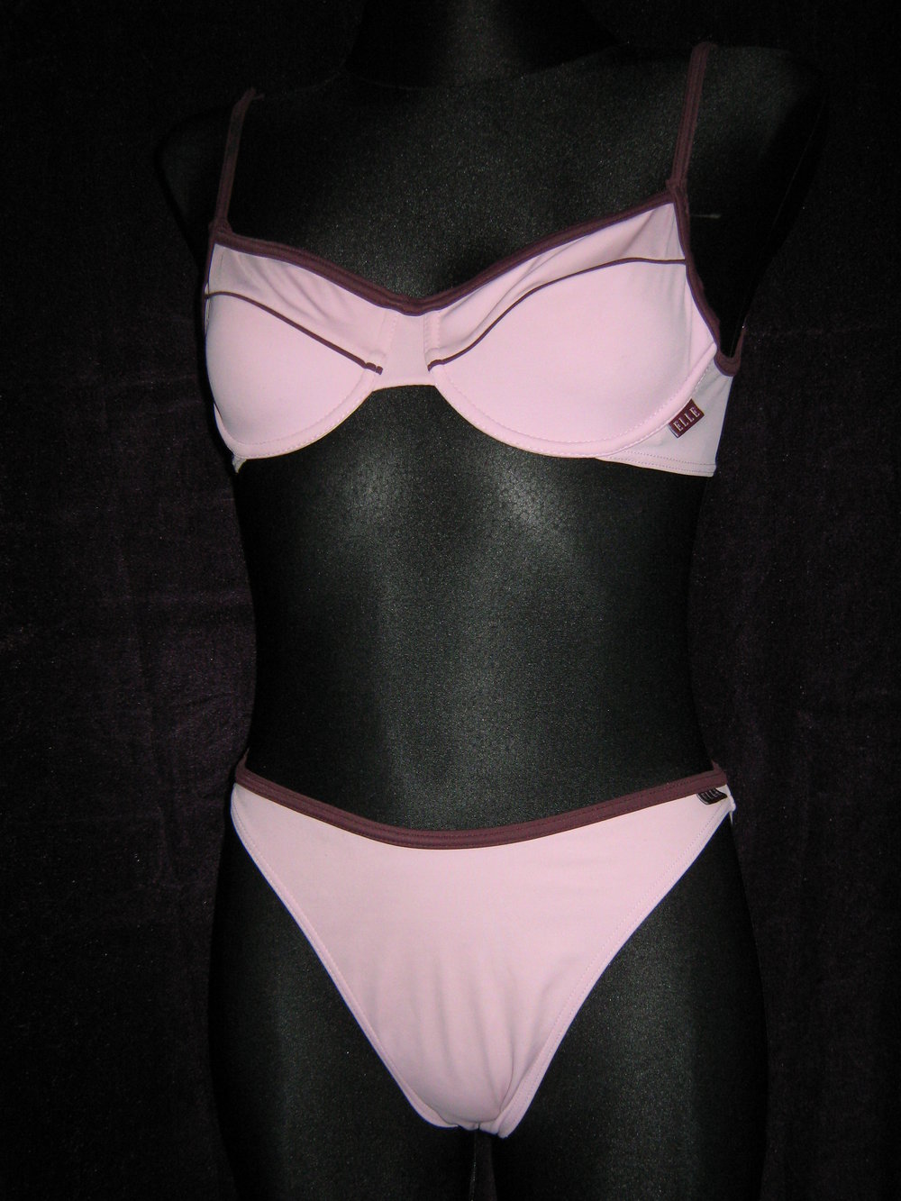 Edel, ausgefallen Bügel- Bikini mit Kontrast- Akzenten 