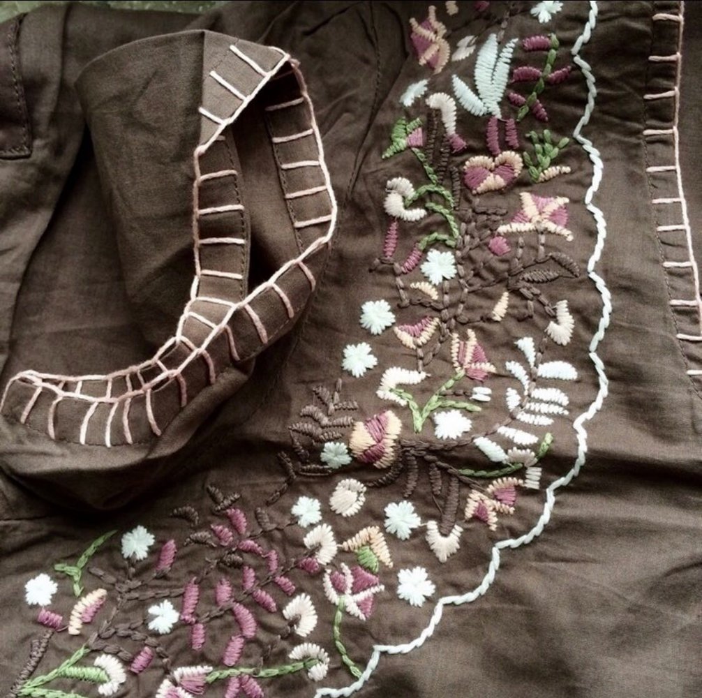 Oberteil mit bunten Stickereien 