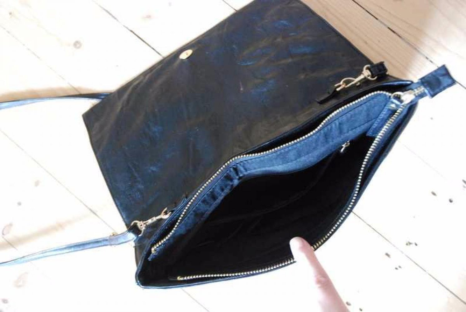 Clutch / Handtasche schwarzes Leder und goldene Nieten