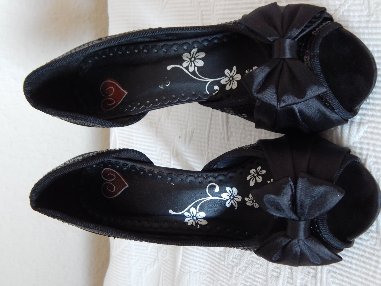 süße schwarze Peeptoes Pumps mit Schleife und Pailetten 