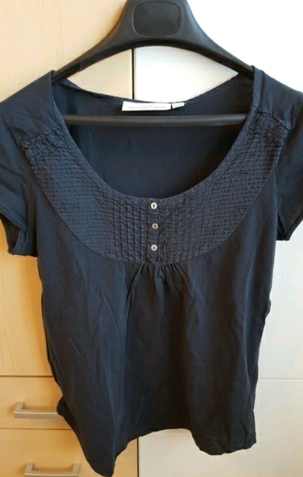 Dunkelblaues T-Shirt  mit Stickerei