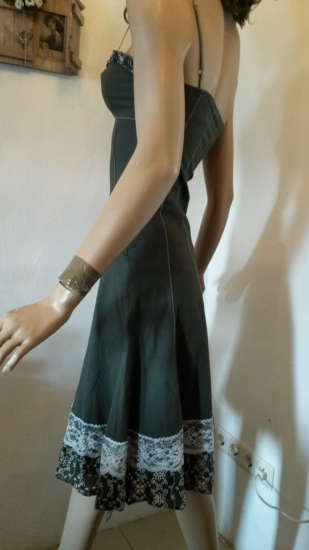 Olivgrünes Kleid mit Volant-Saum