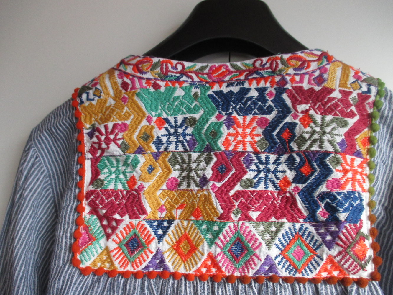 zuckersüßer Cardigan aus festem Webstoff, blau - weiß gestreift, vorderseitig und rückseitig bunt bestickt, Folklore, Stickereien, Glöckchen & bunte Pompös an der Kordel, Gr. 36 / 38 