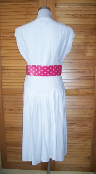 VINTAGE// Wadenlanges weißes 80er-Sommerkleid mit Flügelärmeln und pinkem Gürtel von *Fashion Style* Gr. 36/ 38