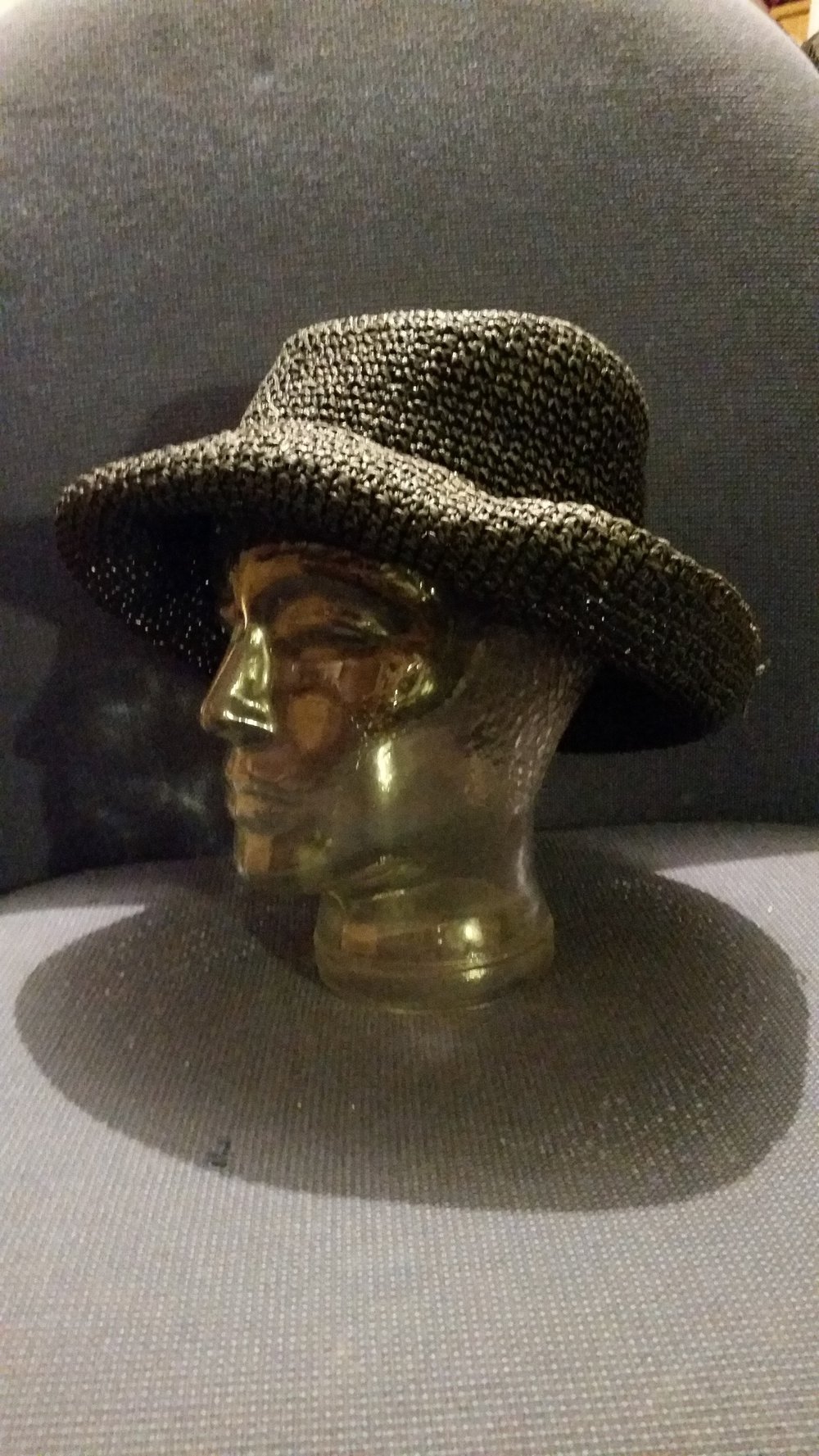 Schwarzer Sommerhut aus Stroh