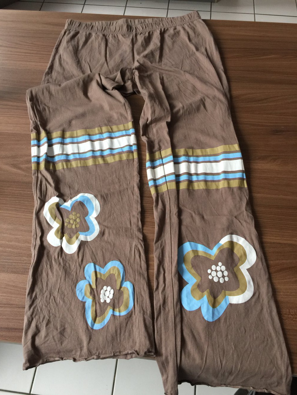 Flower Power-Blumen-Schlafanzug mit Rüschenrand